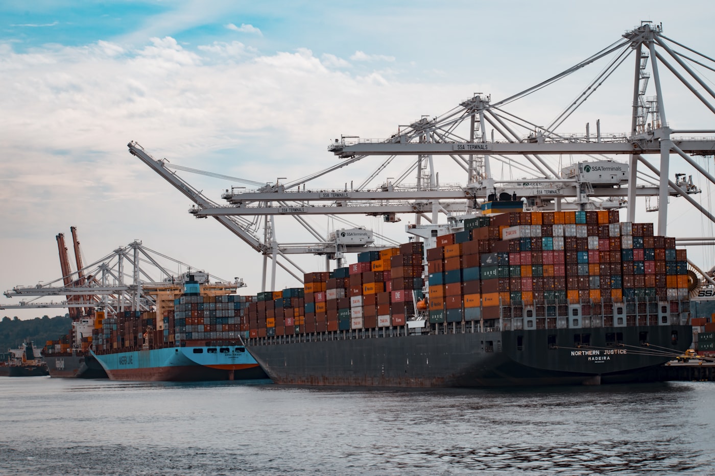 Portacontenedores cargando coches de importación en el puerto de Japón
